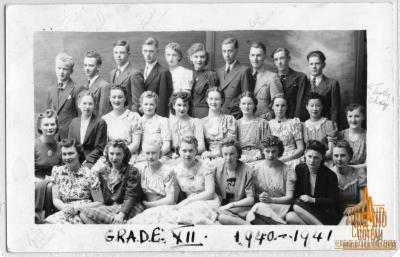 Photographic postcard grade XII / 12, 1940 / 1941, high school graduates