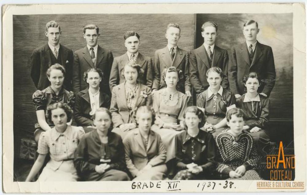 Photographic postcard, Grade XII / 12, 1937 / 1938, high school graduates