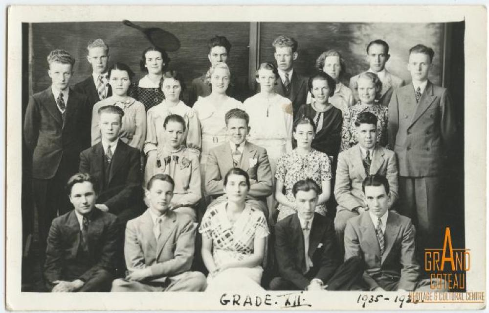 Photographic postcard, grade XII / 12, 1935 / 1936, high school graduation