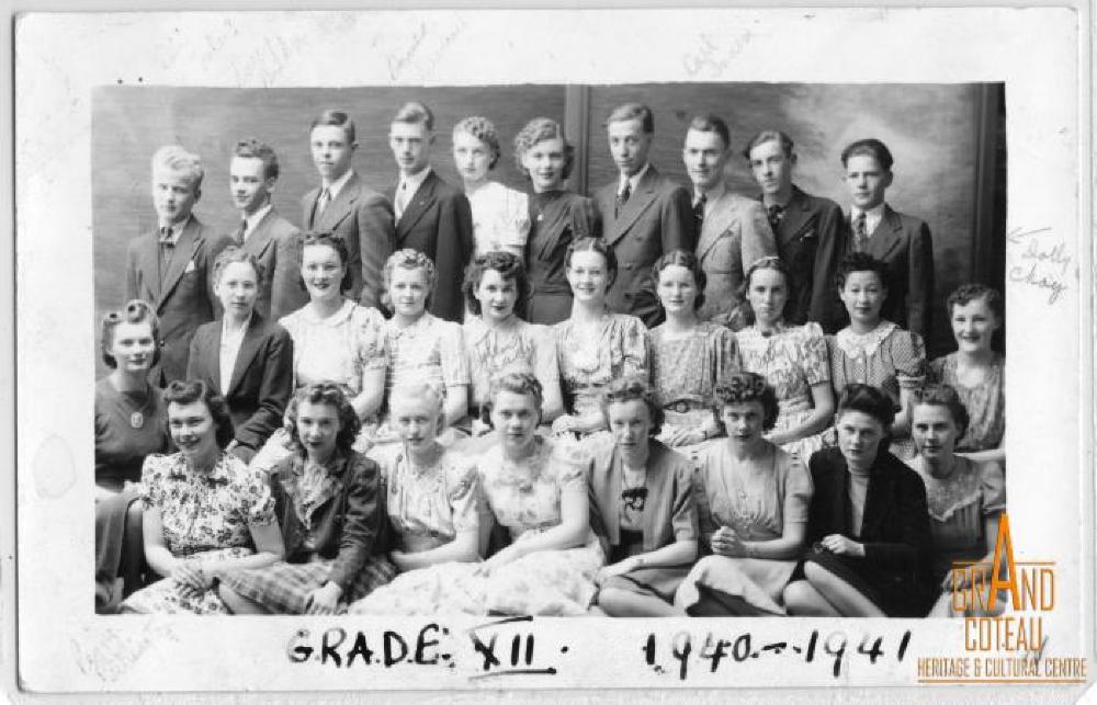 Photographic postcard grade XII / 12, 1940 / 1941, high school graduates