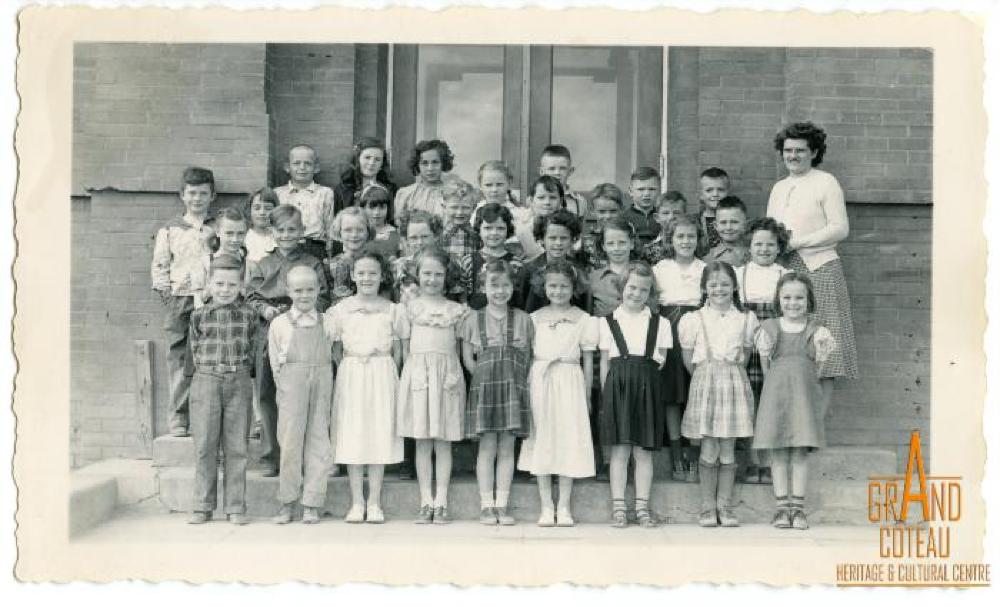 Photograph, grade II / 2, likely 1947 - 1948, Public School
