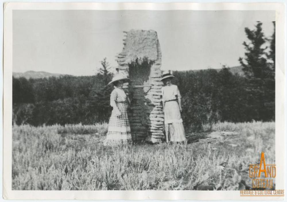 Chimney Coulee 1912, Mrs. Angus L. Morrison and sister Miss Marion McLeod