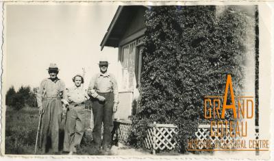 Photograph, Albert 'Doc' Hanft and neighbour Dan Olmstead and Dan's niece, circa 1935, in front on Hanft farmhouse