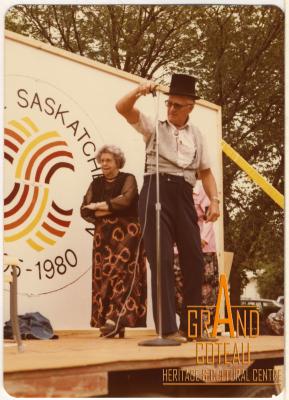 Photograph, Len Hymie Hanft being the emcee at Picnic in the Park, 1980
