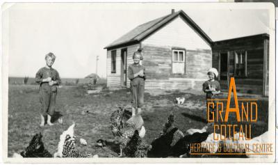 Photograph, Leonard 'Hymie' Hanft and Eva and Dorothy Akins in front of Hanft farm house