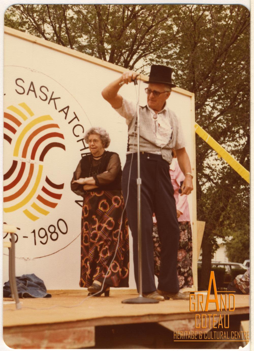 Photograph, Len Hymie Hanft being the emcee at Picnic in the Park, 1980