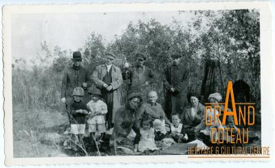 Photographic Print, unidentified group of people, picnic at Central Butte