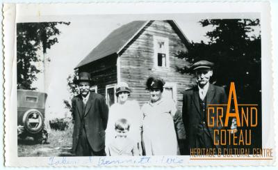 Photographic Print, unidentified people in front of a house