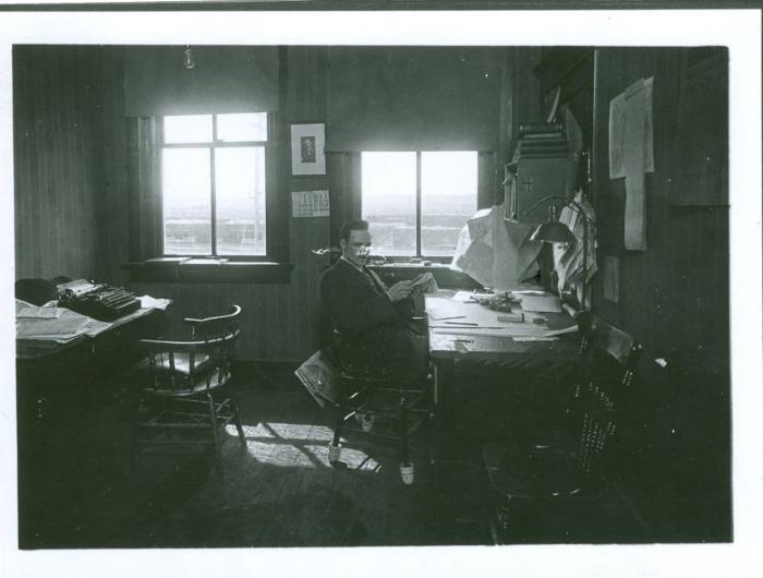 Dr Guy Maun in The Sun Office (1915-06);Dr Guy Maun, Swift Current Sun Office (1915-06);Dr Guy Maun, Swift Current Sun Office (1915-06);Dr Guy Maun, Swift Current Sun Office (1915-06);Photograph: Dr. Guy Maun