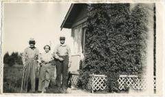 Photograph, Albert 'Doc' Hanft and neighbour Dan Olmstead and Dan's niece, circa 1935, in front on Hanft farmhouse