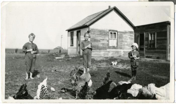 Photograph, Leonard 'Hymie' Hanft and Eva and Dorothy Akins in front of Hanft farm house