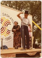 Photograph, Len Hymie Hanft being the emcee at Picnic in the Park, 1980