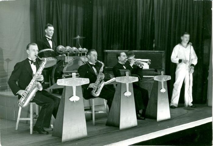 Fourth Current Review Band (1943-01)