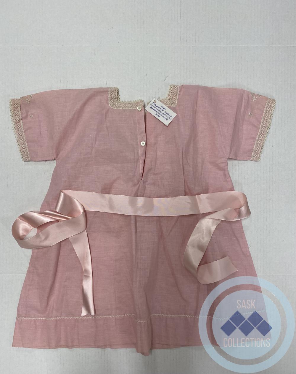 Little girl's dress - Handmade lace and smocking, made in 1914