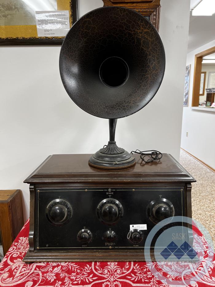 Antique radio with a large speaker horn