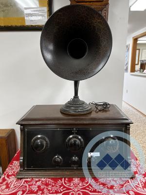 Antique radio with a large speaker horn